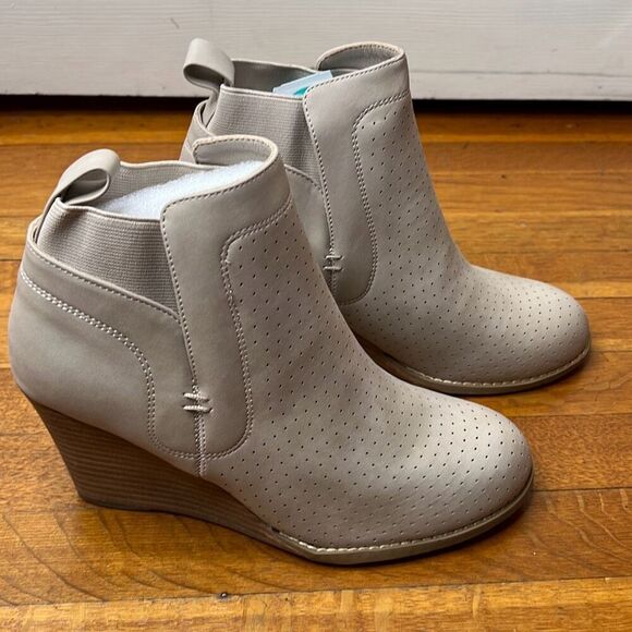 DV By Dolce Vita Gerdy Wedge Ankle Bootie Beige Nwt Size 8 Nwt - Picture 7 of 9